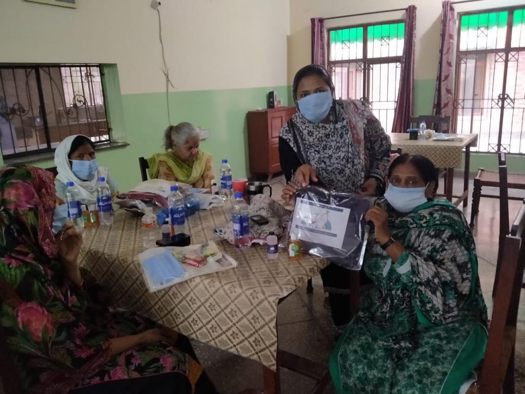 In Pakistan ist Sant'Egidio in der Präventionsarbeit gegen die Ansteckung mit dem Coronavirus tätig und verteilt Ausstattung an Kinder und Familien